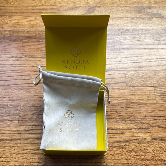 Kendra Scott Eliza Silver Pendant Necklace in Emerald Cat's Eye - Picture 6 of 8